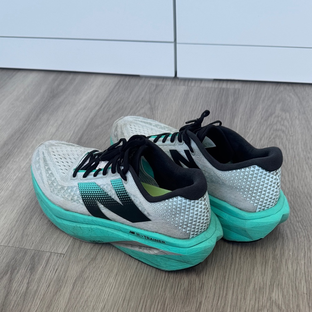 New Balance Women's Fuelcell Supercomp v3 Trainer in Cyber Jade - Picture 3 of 5